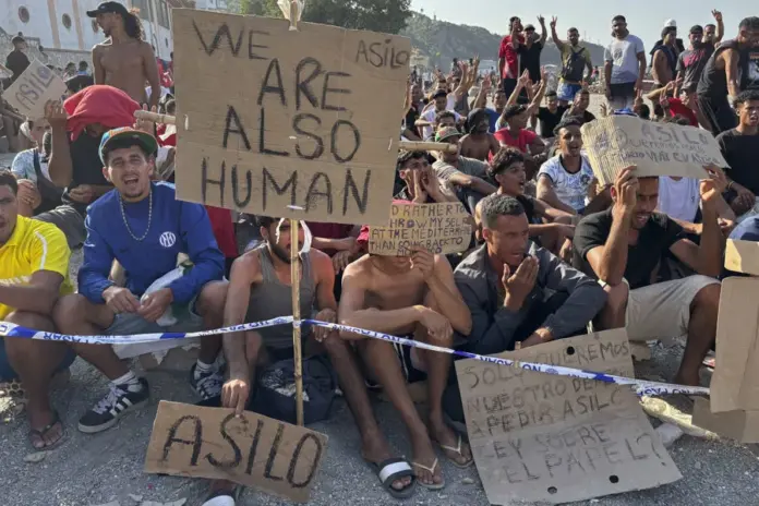 Migrantes en la playa del Trampolín, en Ceuta. Imagen EFE