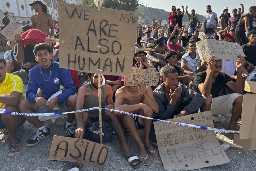 Migrantes en la playa del Trampolín, en Ceuta. Imagen EFE