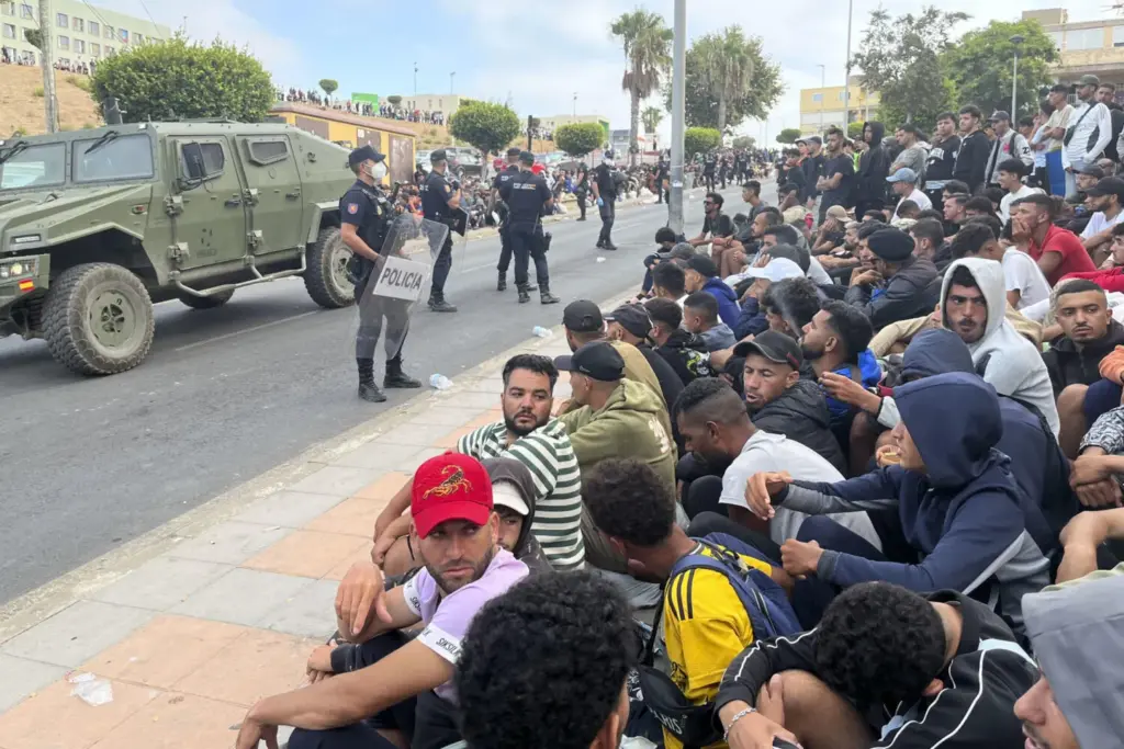 Migrantes frente a la explanada de embotellamiento de Loma Colmenar donde hace casi dos semanas, se habilitó un campamento temporal para realojar a los migrantes pero de momento no es posible ya que no hay suficientes espacio para montar más carpas militares en la mencionada explanada