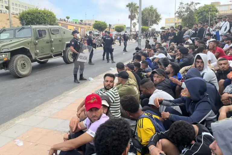 Tensión ante el campamento de Loma Colmenar, en Ceuta, por la concentración de cientos de migrantes