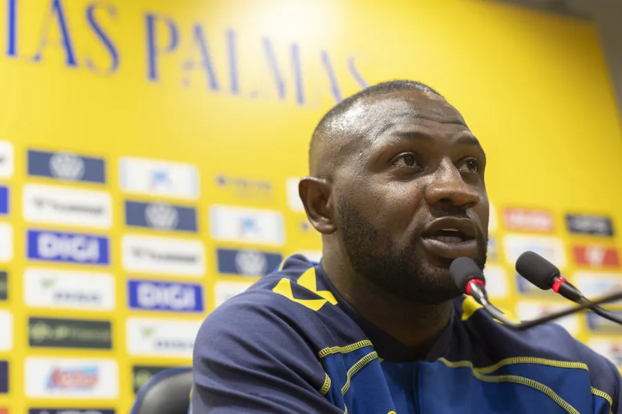 El defensa internacional ghanés Nicholas Opoku ha manifestado este miércoles en su presentación oficial con la UD Las Palmas que su sueño era jugar en la liga española, y que pretende hacer historia en el equipo amarillo. EFE/ Quique Curbelo