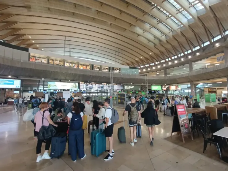 Los aeropuertos canarios operarán 1.285 vuelos este sábado de retorno de verano