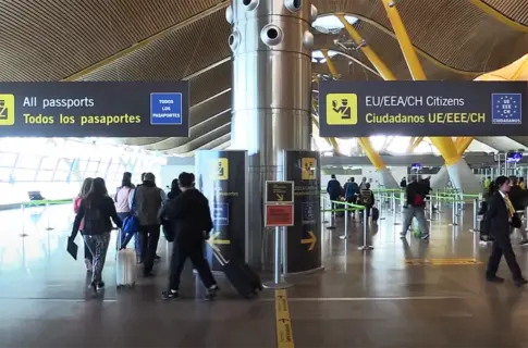 La Policía ya pide el pasaporte a los viajeros procedentes de Italia