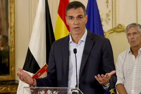 Sánchez analiza por videoconferencia con varios ministros la situación en Ceuta