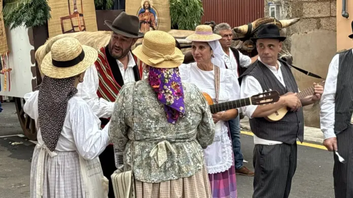 Cerca de 10.000 personas celebran la identidad victoriera en la romería de San Isidro Labrador 