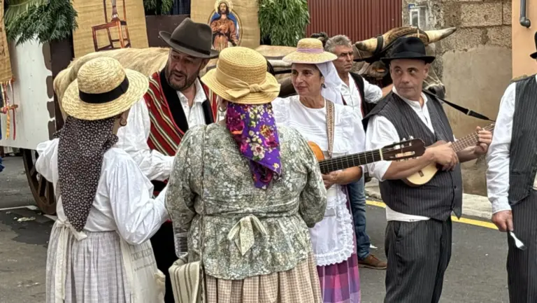 Cerca de 10.000 personas celebran la identidad victoriera en la romería de San Isidro Labrador 