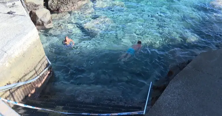 Una lengua de barro y lodo en una zona de baño en Tabaiba, Tenerife, preocupa a los vecinos