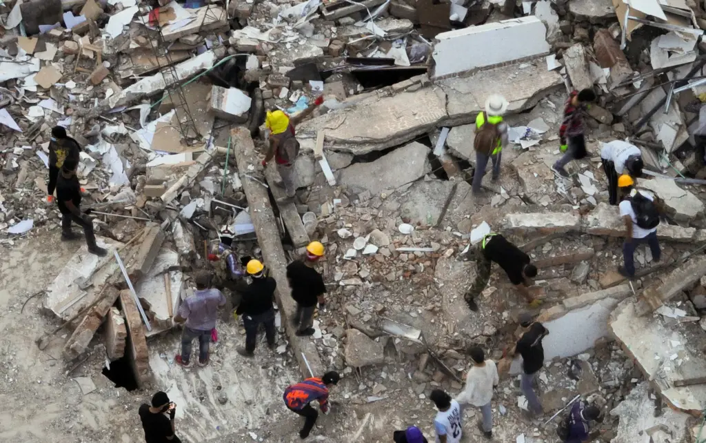 Búsqueda de supervivientes en Pereira tras el terremoto en Colombia. Imagen Reuters