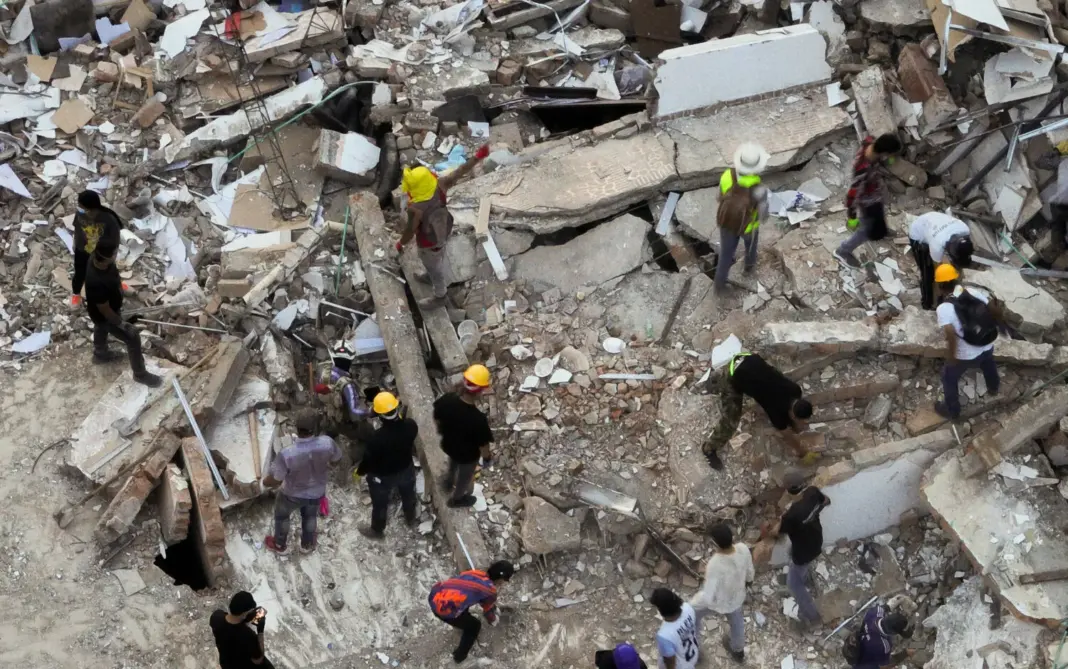 Búsqueda de supervivientes en Pereira tras el terremoto en Colombia. Imagen Reuters