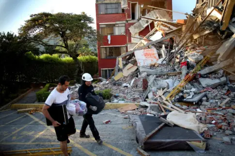Búsqueda contrarreloj entre los escombros de supervivientes tras el terremoto en Colombia