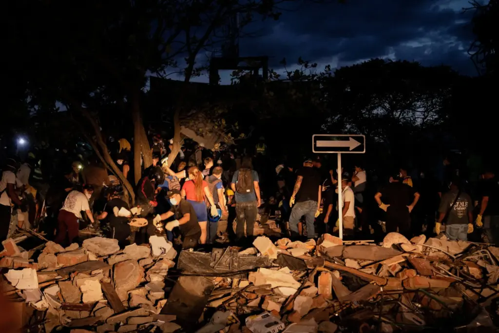 Labores de rescate de noche tras el terremoto de Colombia. Imagen Reuters