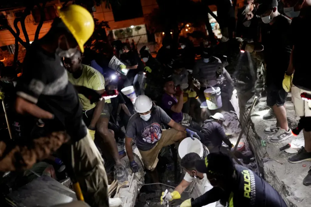 Equipos de rescate en una de las zonas afectadas por el terremoto en Colombia. Imagen Reuters