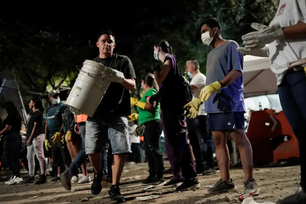Labores de rescate en la ciudad de Cali tras el terremoto. Imagen Reuters