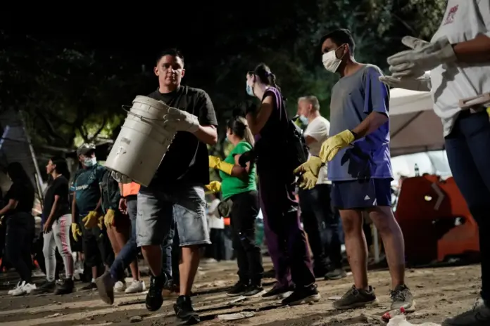 Labores de rescate en la ciudad de Cali tras el terremoto. Imagen Reuters