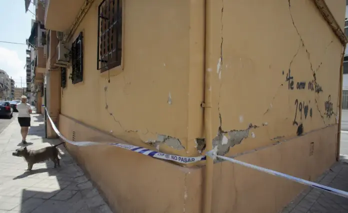 Vista de una grieta un una pared de una de las casas afectadas por los terremotos en el barrio del Zaidín de Granada . EFE/Pepe Torres