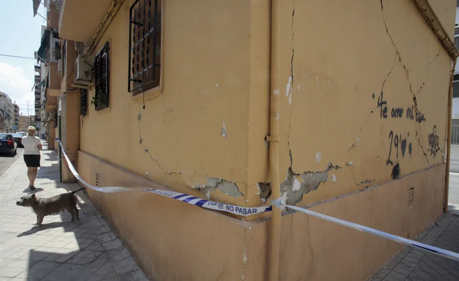 Vista de una grieta un una pared de una de las casas afectadas por los terremotos en el barrio del Zaidín de Granada . EFE/Pepe Torres