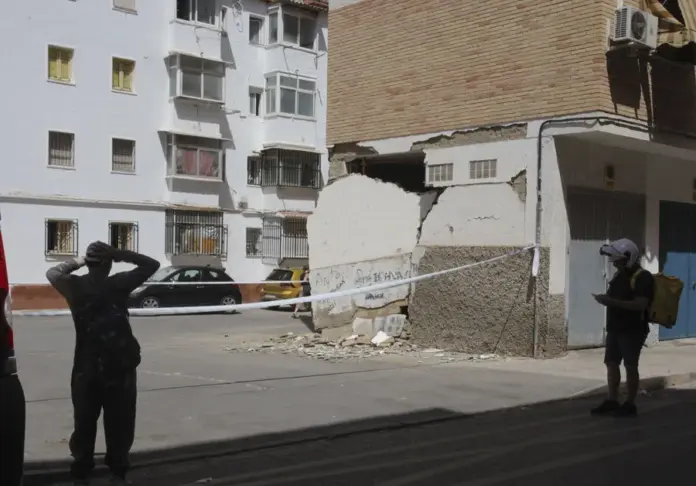 Desperfectos en una cochera del barrio granadino del Zaidón después de los numerosos terremotos registrados en Granada. EFE/Pepe Torres.