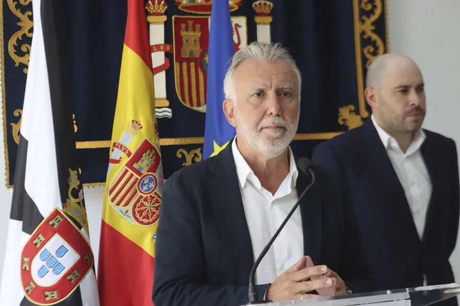 El ministro de Política Territorial y Memoria Democrática, Ángel Víctor Torres, comparece ante la prensa tras la reunión de coordinación con el presidente de Ceuta, Juan Jesús Vivas, este lunes en el Palacio de la Asamblea. EFE/ Reduan