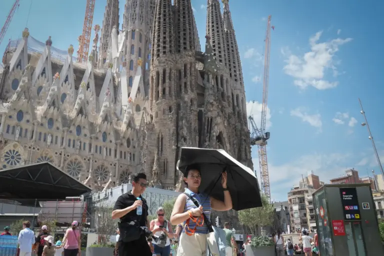 Los hoteleros españoles afrontan un verano tranquilo y en línea con 2025
