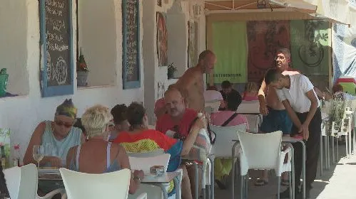 Cuatro de cada diez canarios no pueden permitirse una semana de vacaciones fuera de casa