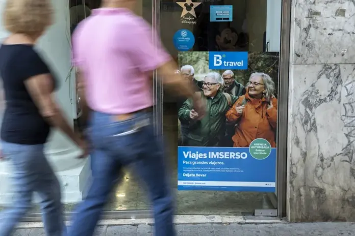 A partir del 14 de abril, temporada 2026-2027 de los viajes del Imserso. Imagen de recurso EFE