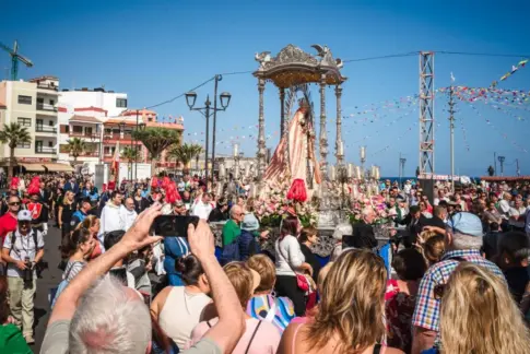 Miles de peregrinos se desplazan a Candelaria para honrar a la Virgen