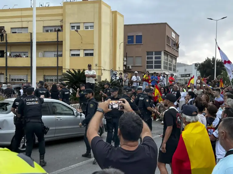 Altercados en el puerto de Ceuta contra la llegada de integrantes del grupo Negu Gorriak