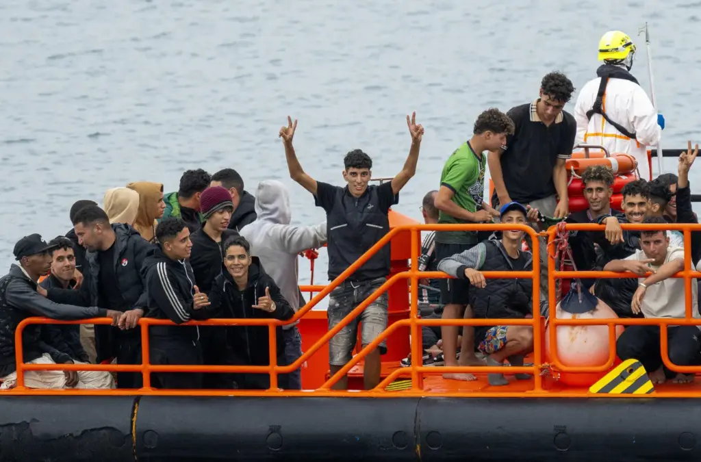 Un grupo de inmigrantes formado por alrededor de 60 personas, según estimaciones iniciales, ha sido rescatado por Salvamento Marítimo tras ser avistado en la mañana de este domingo a 62 millas al noreste de Arrecife de Lanzarote. Según han confirmado a Efe fuentes de la sociedad estatal, fijada su posición, el barco Salvamar Al Nair, llegó a su encuentro y traslada a los inmigrantes a Arrecife.- EFE/ Adriel Perdomo