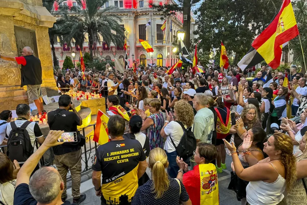 Numerosos ceutíes se han concentrado esta tarde-noche de martes en la Plaza de África para depositar velas en señal de protesta por la crisis migratoria que atraviesa Ceuta. EFE/Reduan