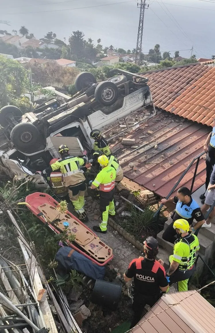Herido grave un hombre de 82 años tras caer con su vehículo sobre la azotea de una vivienda en Santa Úrsula