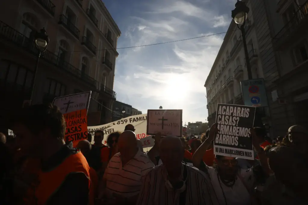 Vista de la manifestación de apoyo a Maricarmen, la anciana desahuciada el pasado miércoles en el distrito de Retiro, convocada por el Sindicato de Inquilinas e Inquilinos de Madrid, en la que pretende "señalar a los responsables" del desahucio de esta mujer de 87 años de la vivienda en que residía desde hace 70 años, este sábado en Madrid. EFE/ Javier Lizón