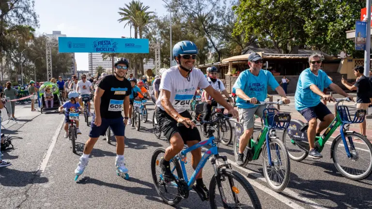 Miles de personas pedalean por una movilidad más sostenible en la Fiesta de la Bici de Las Palmas de Gran Canaria 