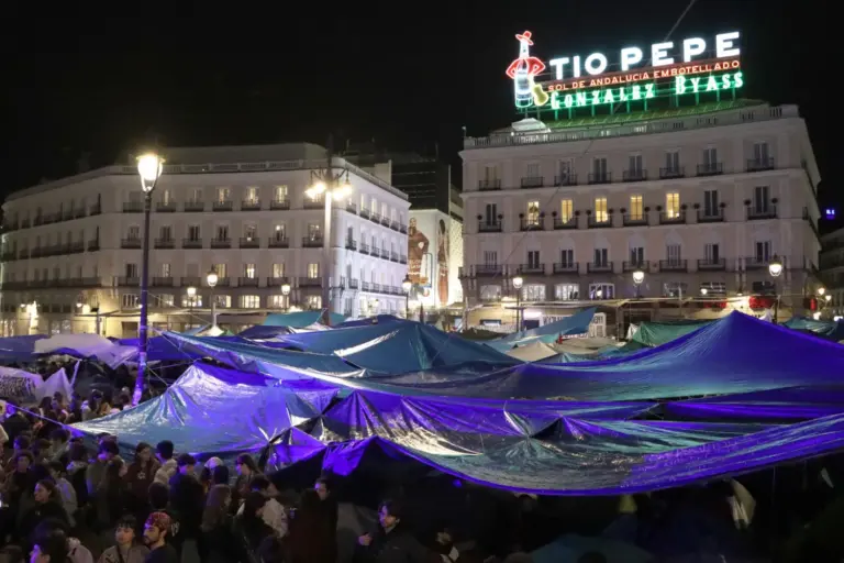 Los más de mil acampados en Sol amanecen a la espera de la aprobación del real decreto