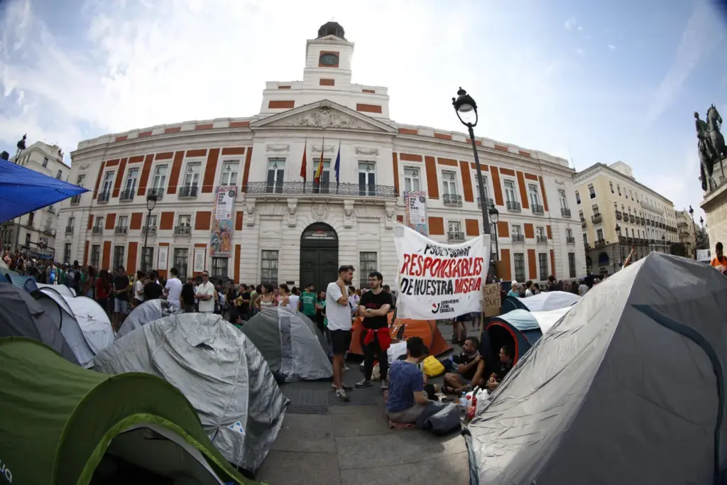 Los participantes de la manifestación en defensa por la educación pública convocada por la plataforma Menos Lectivas a su llegada a la Puerta del Sol donde se han unido con los acampados desde ayer sábado por el precio de la vivienda en España. EFE/Rodrigo Jiménez