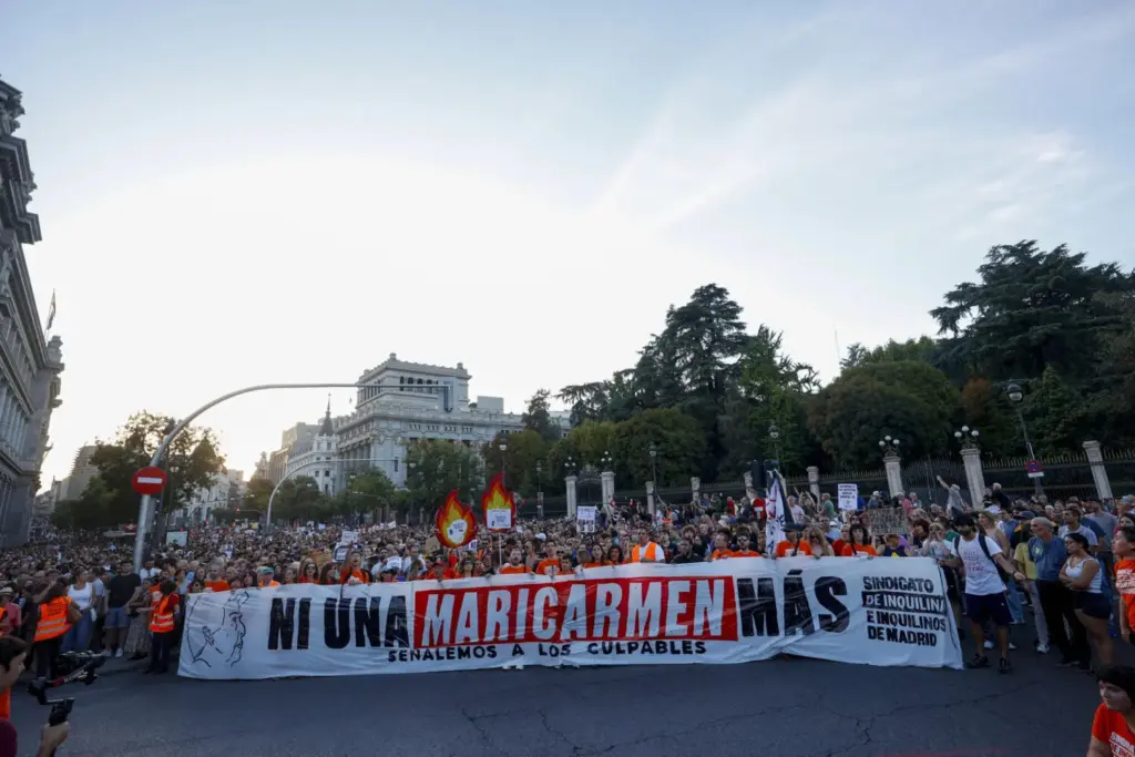 Manifestación de apoyo a Maricarmen, la anciana desahuciada el pasado miércoles en el distrito de Retiro, convocada por el Sindicato de Inquilinas e Inquilinos de Madrid, en la que pretende "señalar a los responsables" del desahucio de esta mujer de 87 años de la vivienda en que residía desde hace 70 años, este sábado en Madrid. EFE/ Javier Lizón