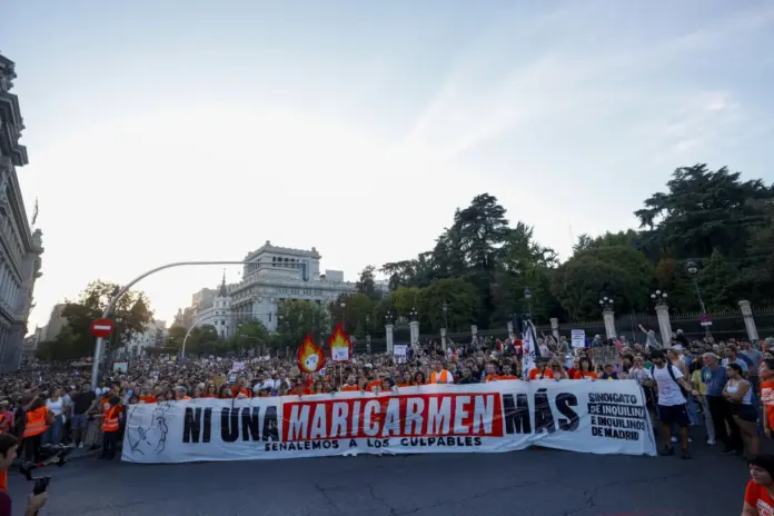 Manifestación de apoyo a Maricarmen, la anciana desahuciada el pasado miércoles en el distrito de Retiro, convocada por el Sindicato de Inquilinas e Inquilinos de Madrid, en la que pretende "señalar a los responsables" del desahucio de esta mujer de 87 años de la vivienda en que residía desde hace 70 años, este sábado en Madrid. EFE/ Javier Lizón