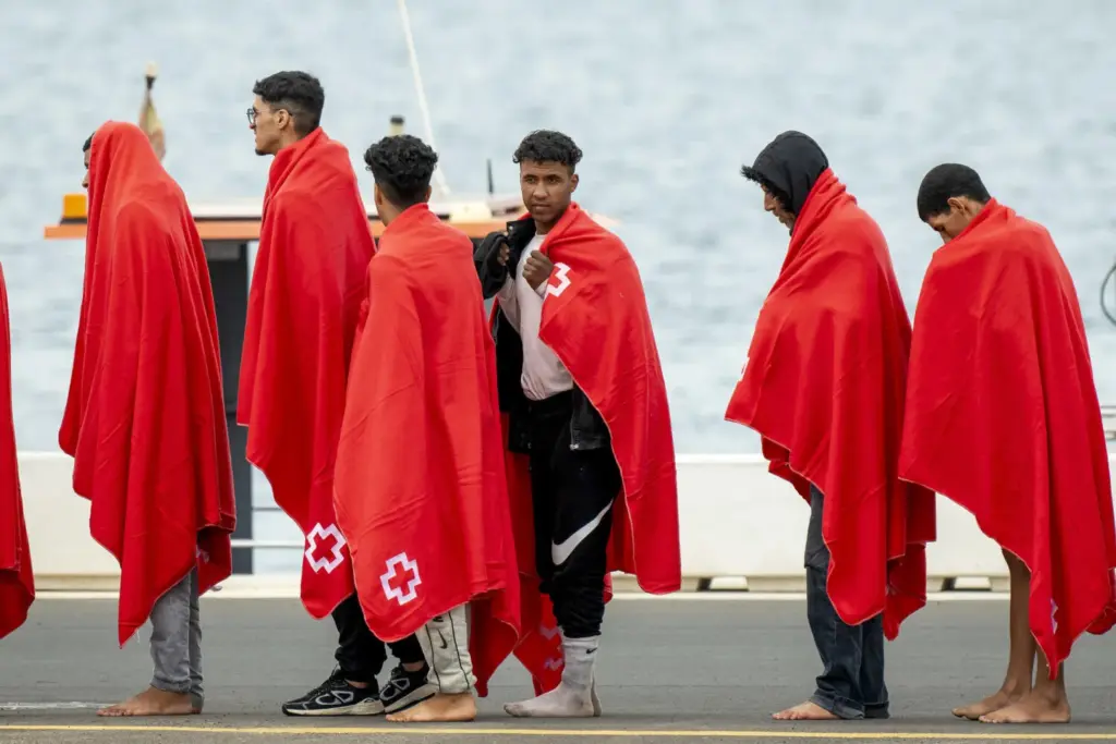Un grupo de inmigrantes formado por alrededor de 60 personas, según estimaciones iniciales, ha sido rescatado por Salvamento Marítimo tras ser avistado en la mañana de este domingo a 62 millas al noreste de Arrecife de Lanzarote. Según han confirmado a Efe fuentes de la sociedad estatal, fijada su posición, el barco Salvamar Al Nair, llegó a su encuentro y traslada a los inmigrantes a Arrecife.- EFE/ Adriel Perdomo