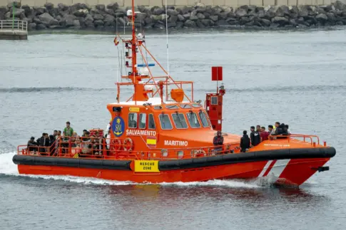 Rescatadas 61 personas en una patera en Lanzarote, 13 son menores