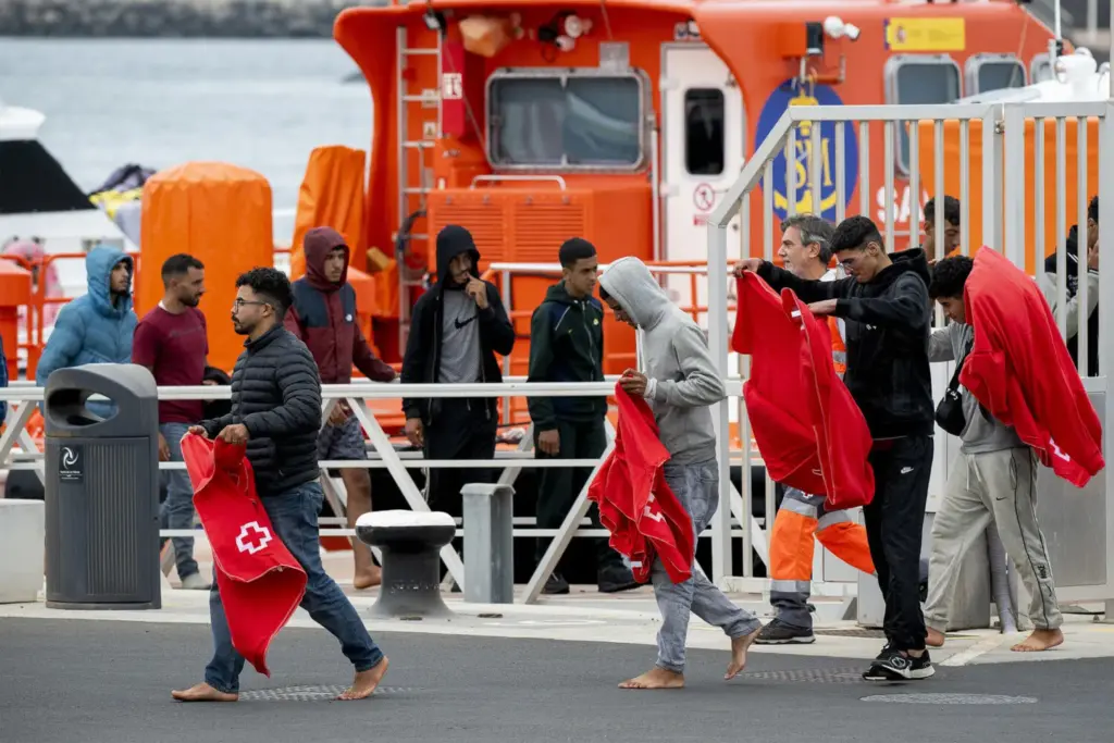 Un grupo de inmigrantes formado por alrededor de 60 personas, según estimaciones iniciales, ha sido rescatado por Salvamento Marítimo tras ser avistado en la mañana de este domingo a 62 millas al noreste de Arrecife de Lanzarote. Según han confirmado a Efe fuentes de la sociedad estatal, fijada su posición, el barco Salvamar Al Nair, llegó a su encuentro y traslada a los inmigrantes a Arrecife.- EFE/ Adriel Perdomo