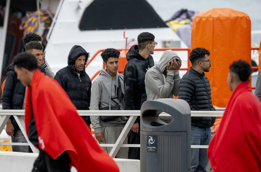 Un grupo de inmigrantes formado por alrededor de 60 personas, según estimaciones iniciales, ha sido rescatado por Salvamento Marítimo tras ser avistado en la mañana de este domingo a 62 millas al noreste de Arrecife de Lanzarote. Según han confirmado a Efe fuentes de la sociedad estatal, fijada su posición, el barco Salvamar Al Nair, llegó a su encuentro y traslada a los inmigrantes a Arrecife.- EFE/ Adriel Perdomo