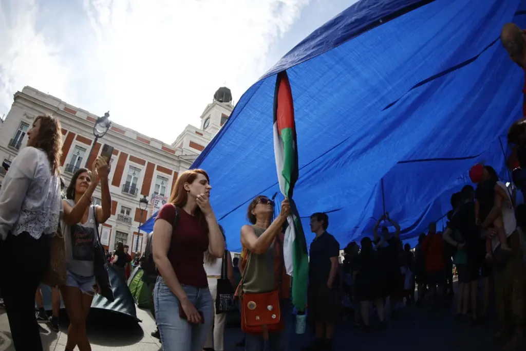Los participantes de la manifestación en defensa por la educación pública convocada por la plataforma Menos Lectivas a su llegada a la Puerta del Sol donde se han unido con los acampados desde ayer sábado por el precio de la vivienda en España. EFE/Rodrigo Jiménez