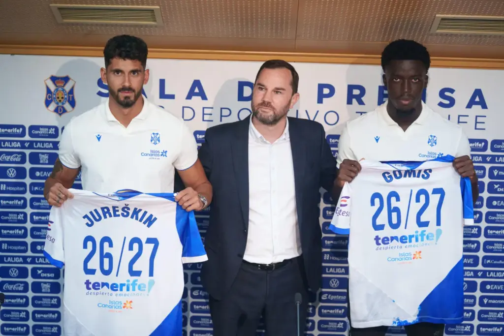 El CD Tenerife presentó este miércoles a sus nuevos jugadores Roko Jureskin (i) y Christian Gomis (d). En la imagen, los jugadores y el director deportivo del CD Tenerife, Manu Guill (c). EFE/ Ramón De La Rocha