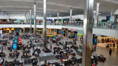 Continúan las cancelaciones de vuelos en Reino Unido por un fallo en el control aéreo