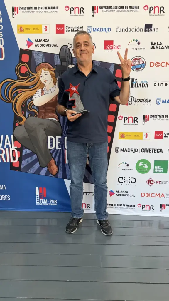 Agustín Domínguez con el galardón del Festival de Cine de Madrid