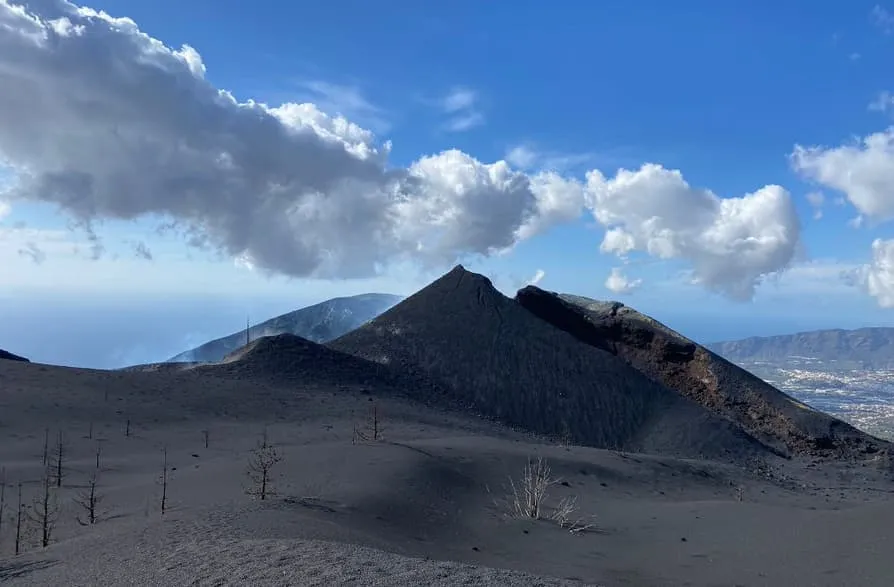 La aplicación a los datos de la erupción ha generado un catálogo sísmico más completo, permitiendo estudiar con mayor detalle la migración de la sismicidad