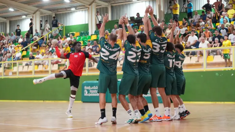 El Balonmano Gáldar vence y convence en casa ante el Saeplast Cañiza