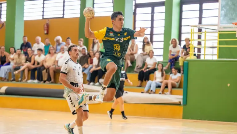 El Balonmano Gáldar Gran Canaria busca de su primera victoria ante el Balonmán Saeplast Cañiza