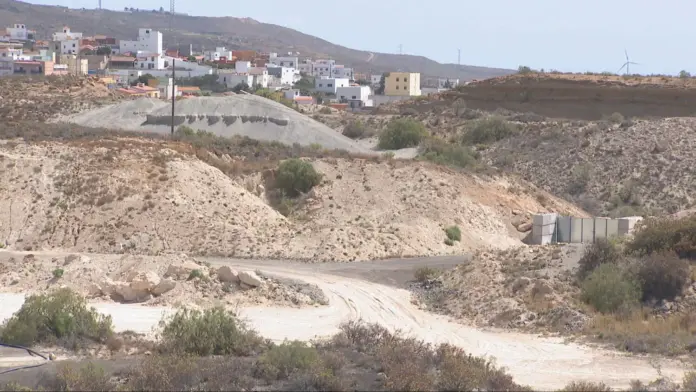 La cantera se encuentra situada a escasos metros (entre 50 y 100 metros) de las viviendas y de un colegio con casi 100 escolares,