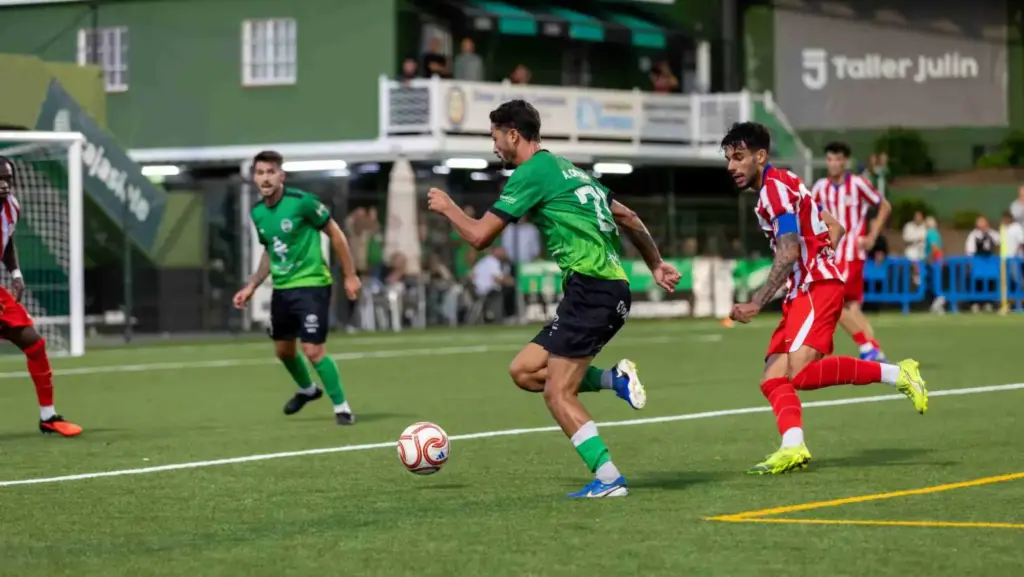 El CD Atlético Paso cae ante el Atlético de Madrid C en un duelo marcado por la polémica