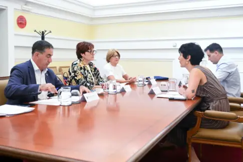 Canarias acudirá a la justicia para que el Estado asuma el triaje de los menores migrantes